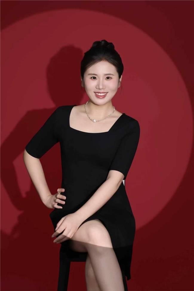 模特梁金香；不断挑战自己，网拍之路新征程