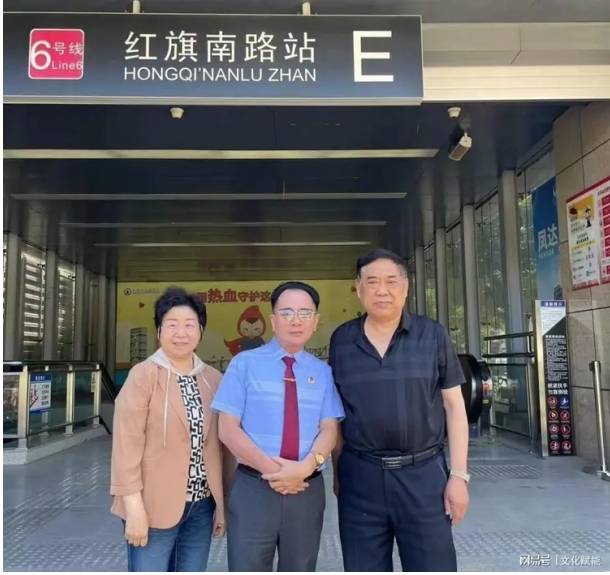 爱心让座暖人心 文明新风润社会——从泉州企业家吴胜利善举看精神文明建设的“微光力量” 爱心让座暖人心 文明新风润社会——从泉州企业家吴胜利善举看精神文明建设的“微光力量”