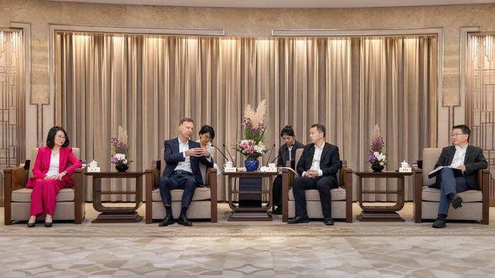 上海市委常委、副市长陈杰会见安斯泰来首席商务医学官Claus Zieler 上海市委常委、副市长陈杰会见安斯泰来首席商务医学官Claus Zieler