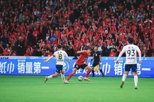 决战苏超绿茵之巅,维达韧性精神全力护航南通队闪耀球场 决战苏超绿茵之巅,维达韧性精神全力护航南通队闪耀球场