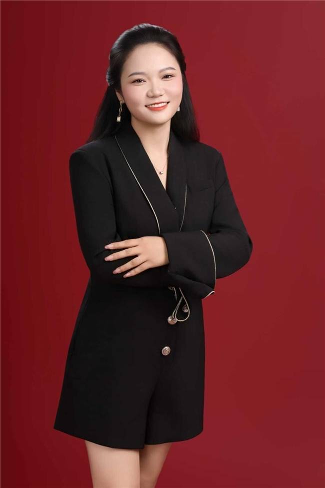 模特柳依；坚持梦想，敢于突破自己，签约演艺新启航