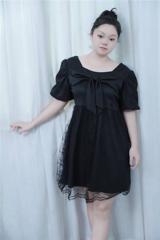 模特梁燕芳；不断突破自己，网拍之路新征程