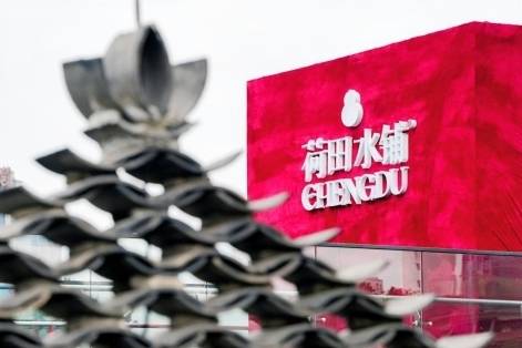 从茶饮到文化符号：荷田水铺如何用一场屋顶大秀完成品牌升维