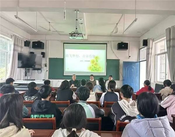 安远县高云山乡：心理健康讲座进校园，助力青少年放飞梦想
