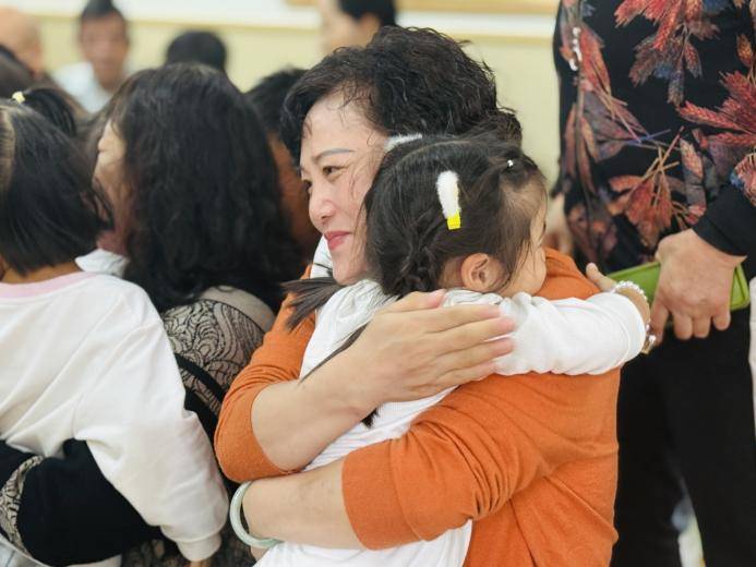 银发映童心，爱满重阳节