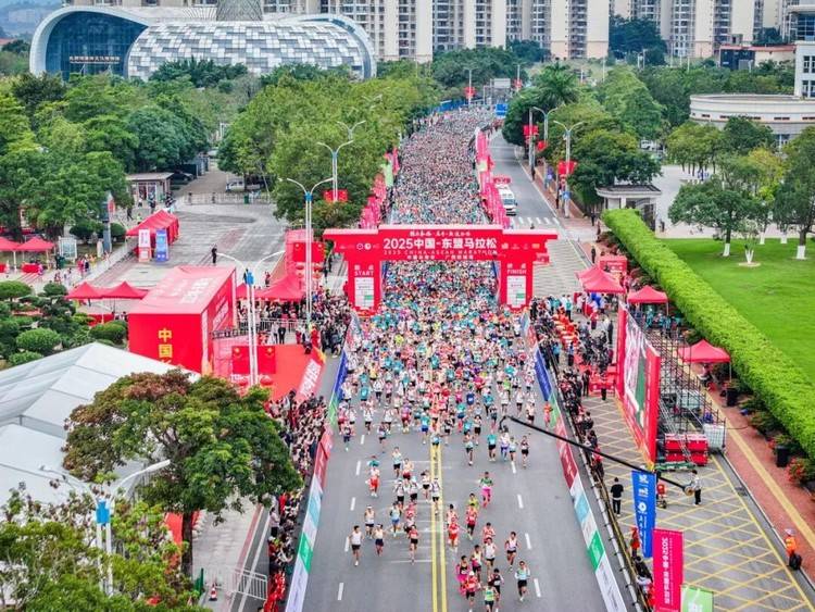 破两项赛会纪录！ | 2025中国-东盟马拉松荣耀开赛