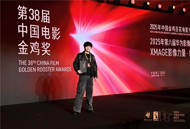 扎根电影梦18年！80后导演带着00后非科班大学生获金鸡