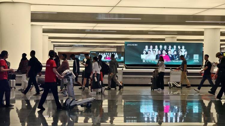 破局增长，礼遇先行！植合“机场广告”闪耀天府机场，引爆成都千人大会期待