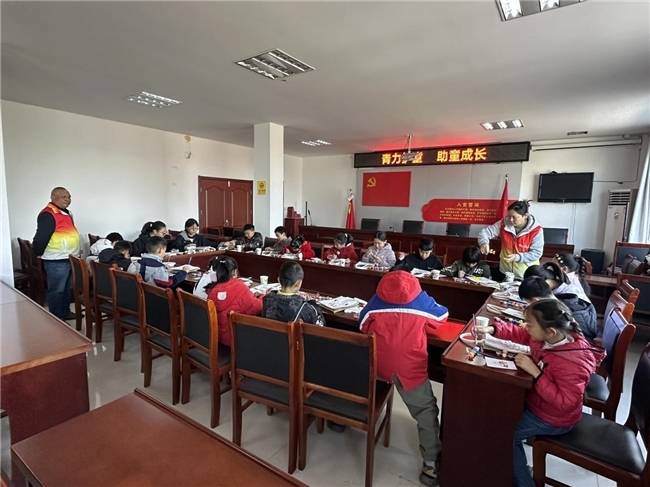 青力护童绘美好 帆布添彩伴成长——丁桥村儿童绘画填色活动温馨落幕