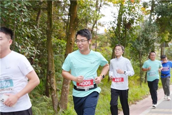 干群同心奔跑绘就乡村振兴新画卷——龙南市杨村镇举办“桥围之旅”和美乡村健康跑活动
