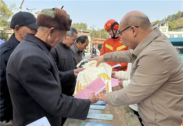 防火宣传进村镇，志愿力量入人心——定南县织密森林防火安全网