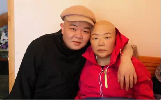 发型师阿勇对患病母亲的不放弃不抛弃