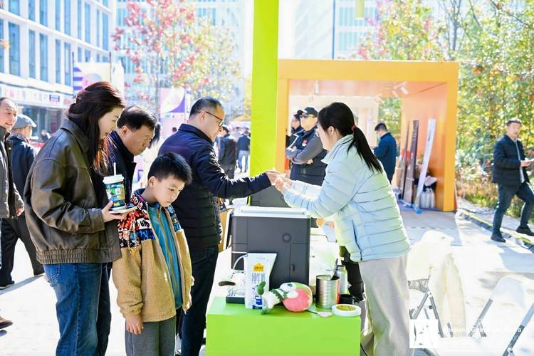 杭州天目里，来了一台让年轻人好奇“打茶”的神秘机器