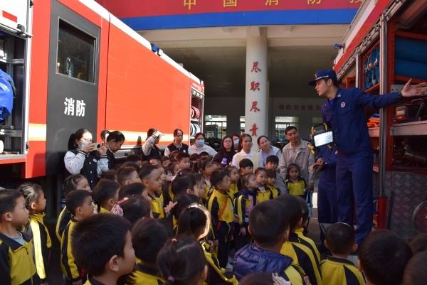 萌娃“零距离”体验消防 ！消防队开放日“嗨”翻了！