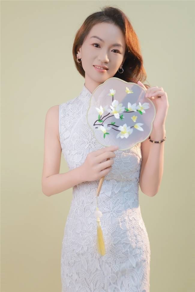 模特朱瑞芳；不断挑战自己，实现演艺新高度