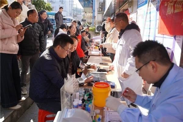 爱心传递 血脉相连——安远县天心镇联合赣州市中心血站开展无偿献血活动
