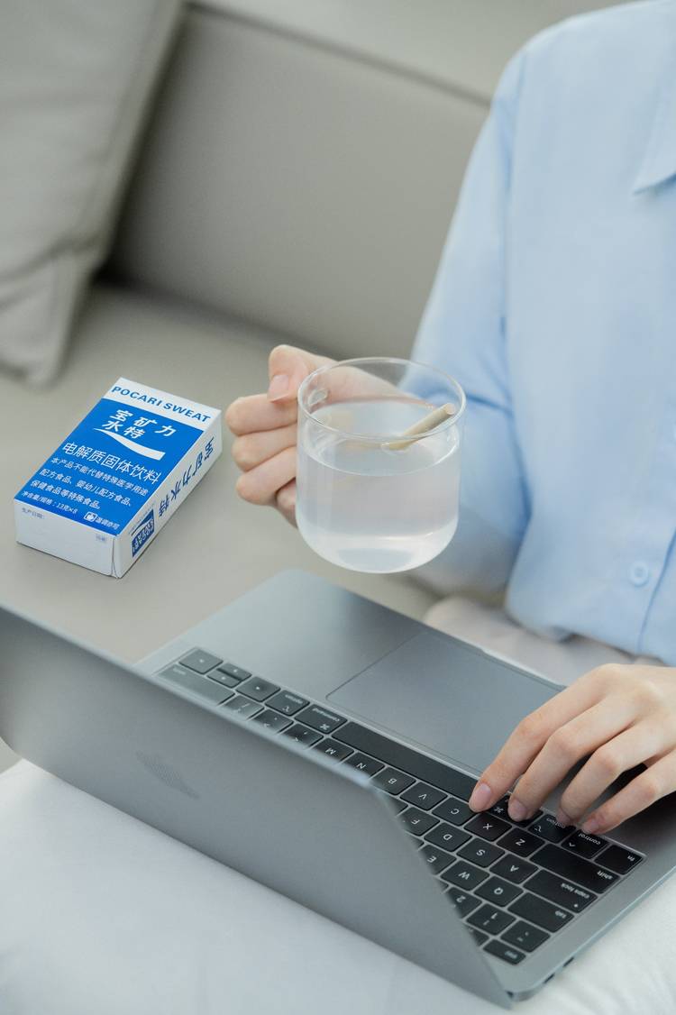 秋冬室内外干燥夹击，科学补水滋润秋冬，保持健康体质