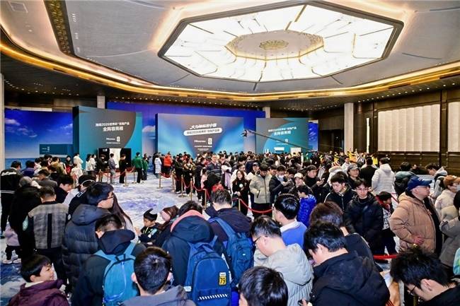 海信把大力神杯带到中国了！世界杯定制激光电视成球迷打卡新焦点