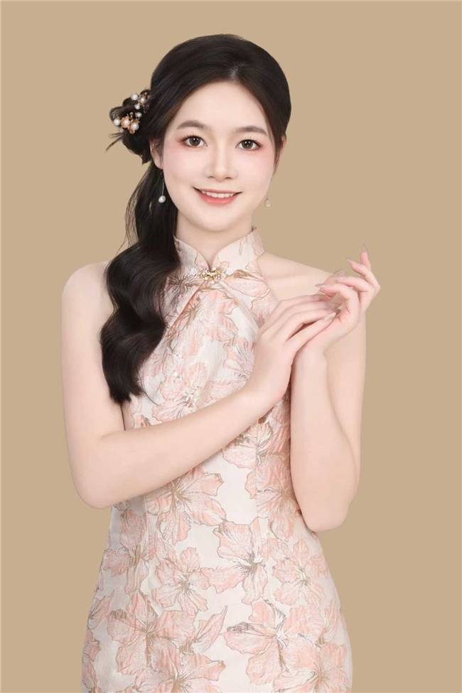 模特凌洪梅；不断挑战自己，走出属于自己的风格