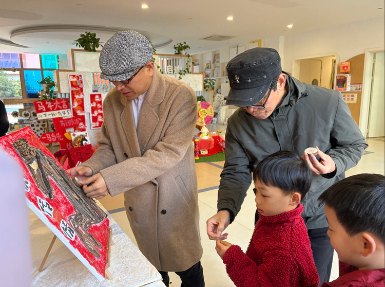 幼儿园里年味浓,童笔书写中国红 幼儿园里年味浓,童笔书写中国红