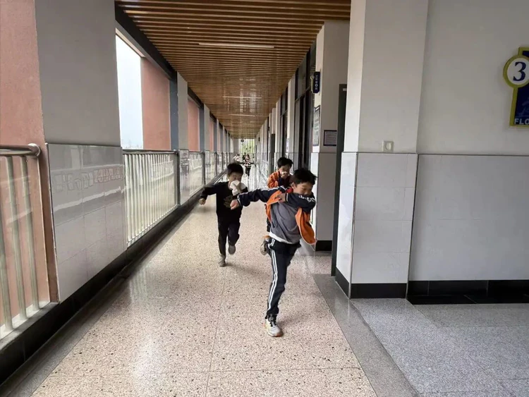 关注消防、生命至上——东风小学2025年消防疏散演练