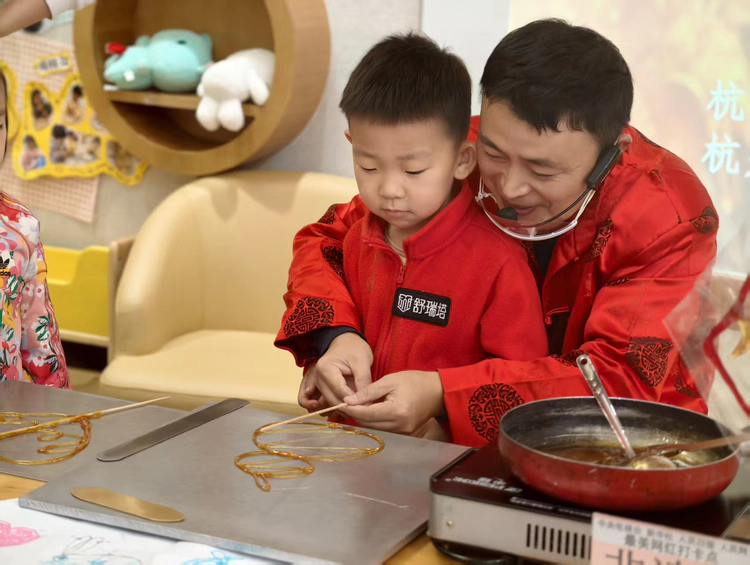 芝麻开门迎新年 非遗糖画甜心间——杭州市行知金陶幼儿园0-3岁亲子活动圆满举行