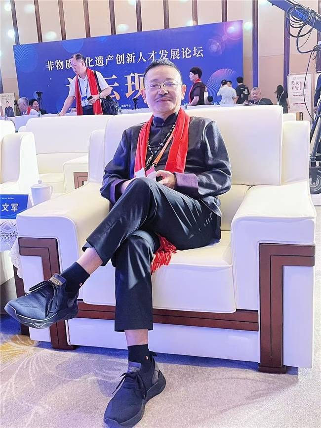 医道溯源三十载，本源仁心向世界——记成都本源中医药研究院周文军