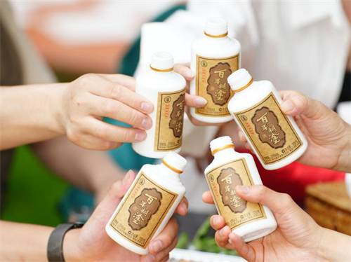 低度酒新浪潮品质突破，百年糊涂经典小百年33度以工艺赋能“顺口又够味