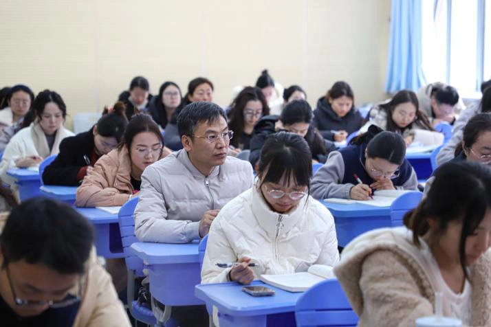 延安市新区第四中学 初三复习备考推进会暨期末教学质量分析表彰会圆满召开