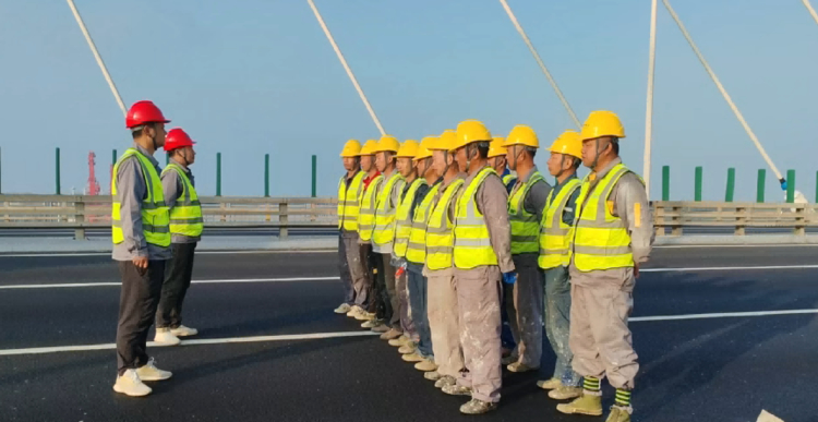 无人机3小时高空涂装灌河大桥