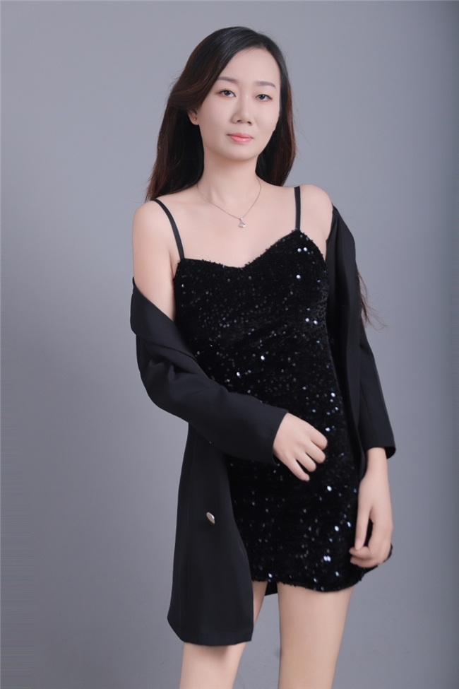 模特小曼；坚持自己的目标，签约时尚之路新挑战