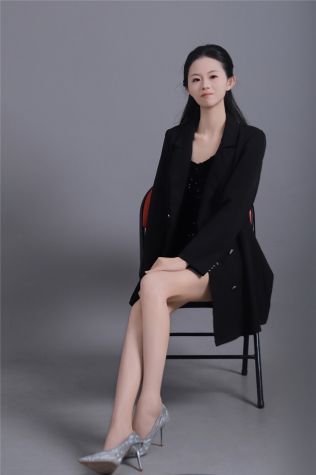 模特李珊珊；不断挑战自己走出自己的独特风格