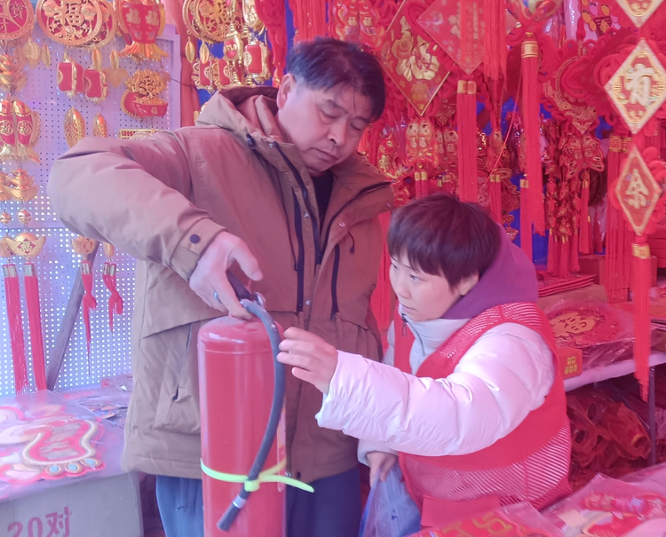 新村街道百眼井社区:节前排查护平安 消防宣传暖新春