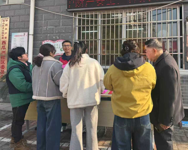 太白园街道西瓜洲社区开展”防范非法金融 预防电信诈骗”宣传活动