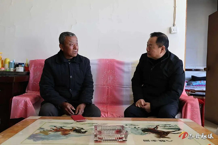 李永军看望慰问劳动模范、老党员、离任村干部、困难职工、困难群众