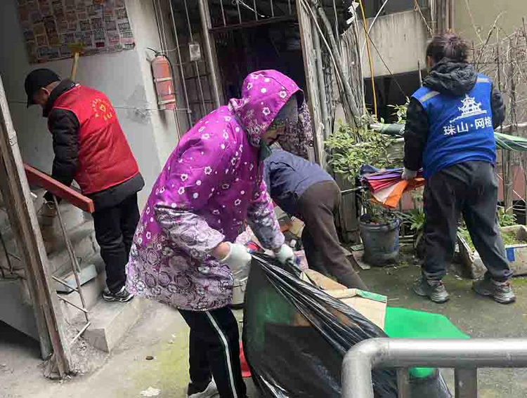 【​迎新春 净家园 齐参与】新村街道洪家山社区与居民共搞节前环境整治