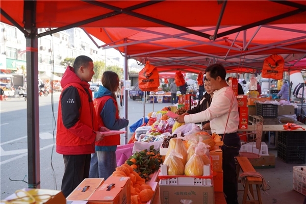 安远县天心镇：多方联动共治圩镇秩序 护航新春“文明路”