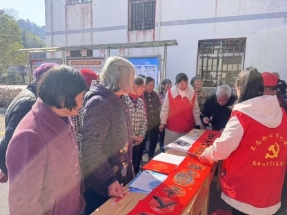 安远县高云山乡：送联送法暖新春