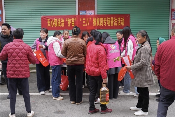 安远县天心镇：普法宣传进圩日 法治“护苗”助维权