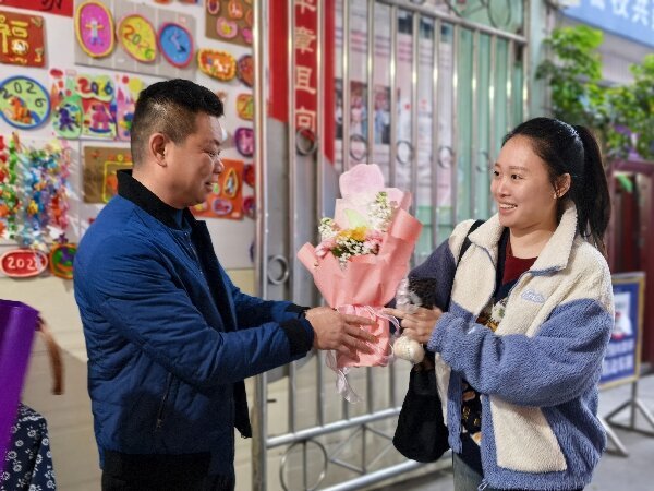 绵阳市石塘小学：情暖三八节   致敬“她”力量