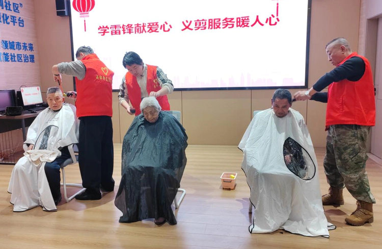 西郊街道胜利社区开展学雷锋爱心义剪志愿服务活动