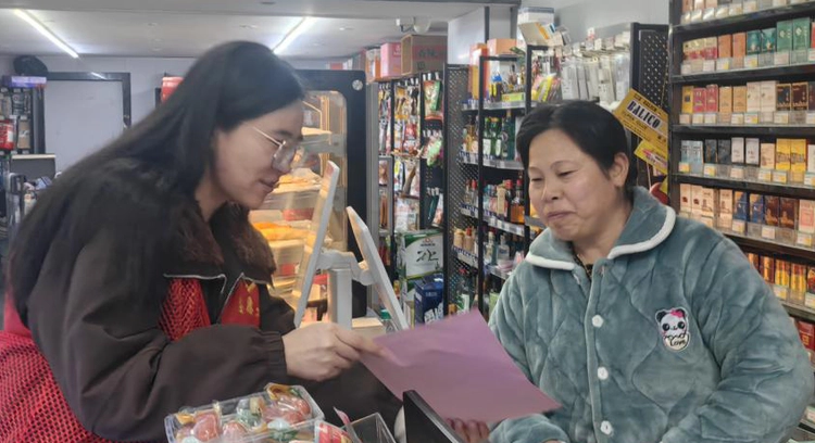 周路口街道广场社区开展食品安全宣传进商铺活动