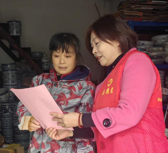 广场社区联合周路口司法所开展“法援惠民生关爱妇女”宣传活动