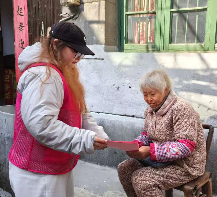 金家弄社区联合周路口司法所开展“法媛惠民生 关爱妇女”法治宣传活动