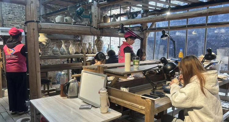 【瓷韵巾帼情 巧手庆三八】太白园街道小路园社区开展“三八”节非遗陶艺创作体验活动