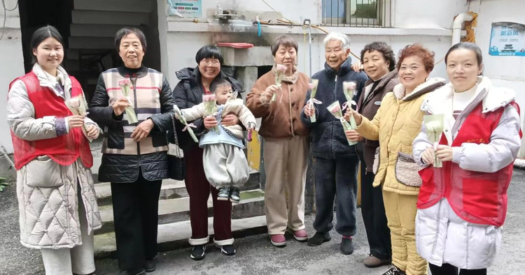 太白园街道曙光村社区开展“情暖三八节 花香满社区”妇女节活动