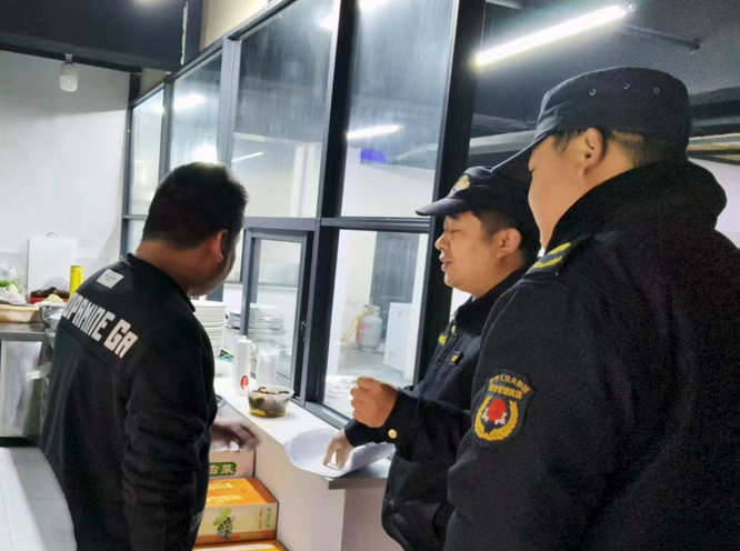 珠山区珠山街道:城管中队开展入户宣传餐厨垃圾收运活动