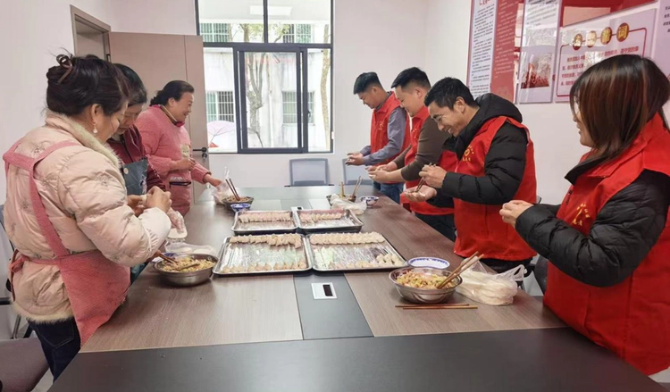 湘湖镇浮南矿社区开展“情暖三月学雷锋 饺子飘香暖桑榆”志愿服务活动