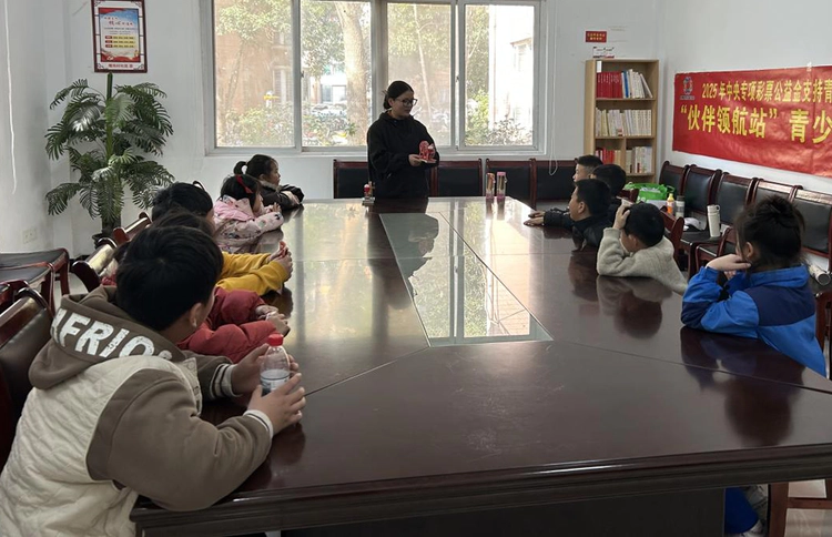 太白园街道西瓜洲社区开展趣味科学课  手摇发电机点亮少年好奇心