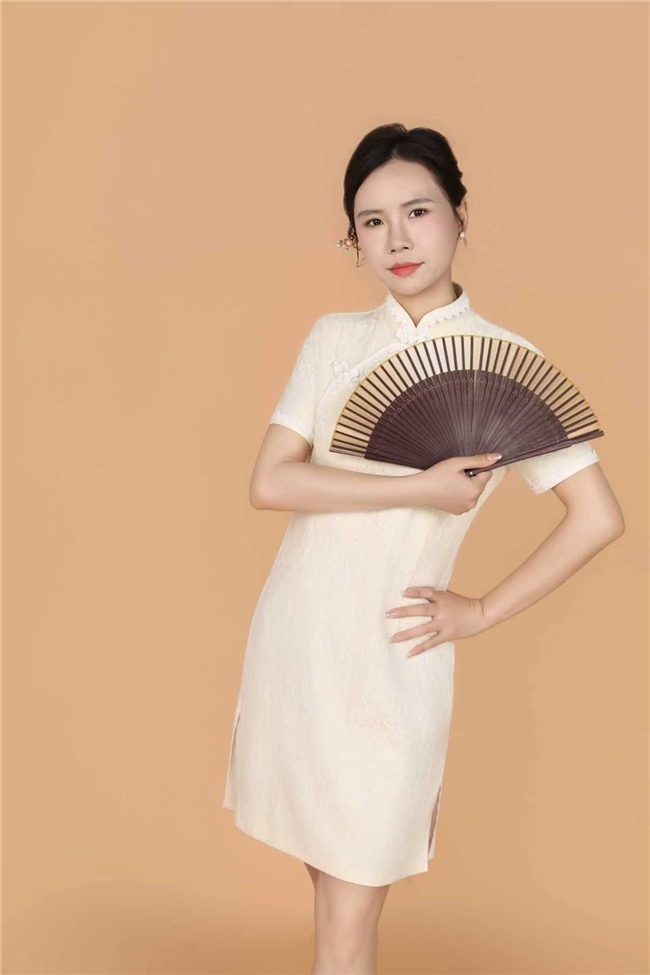 模特王英；时尚优雅气质，平面拍摄之路新启航